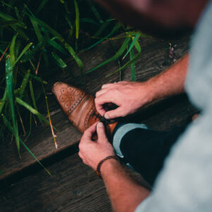footwear-close-up-man-tying-shoelace Παπούτσια 027