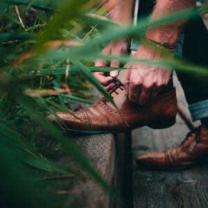 footwear-close-up-man-tying-shoelace-from-side Παπούτσια 028
