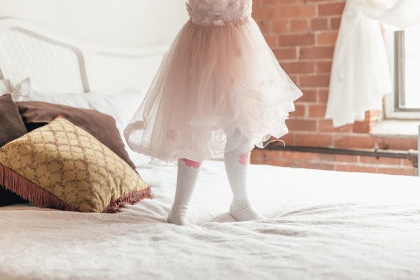 girl-in-dress-on-bed Φόρεμα 019