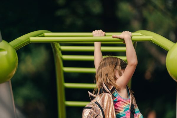 girl-swinging-on-bars-with-backpack Σακίδιο Πλάτης 002