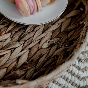 gold-necklace-next-to-colorful-macarons Κολιέ Χρυσό 007