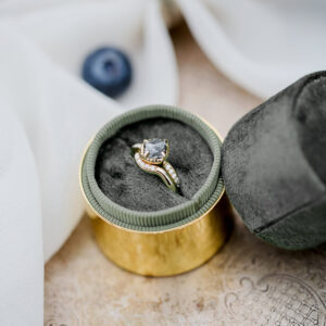 gold-ring-with-white-dimonds-and-a-large-stone Δαχτυλίδι Χρυσό 004