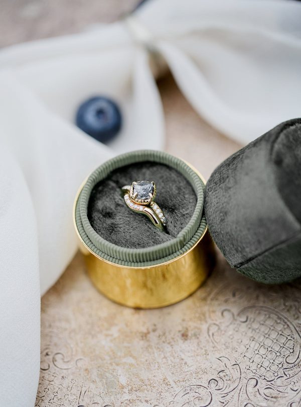 gold-ring-with-white-dimonds-and-a-large-stone Δαχτυλίδι Χρυσό 004