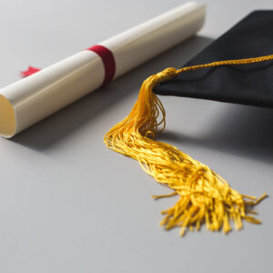 gold-tassle-graduation-cap-and-diploma Καπέλο Jockey Χρυσό 003