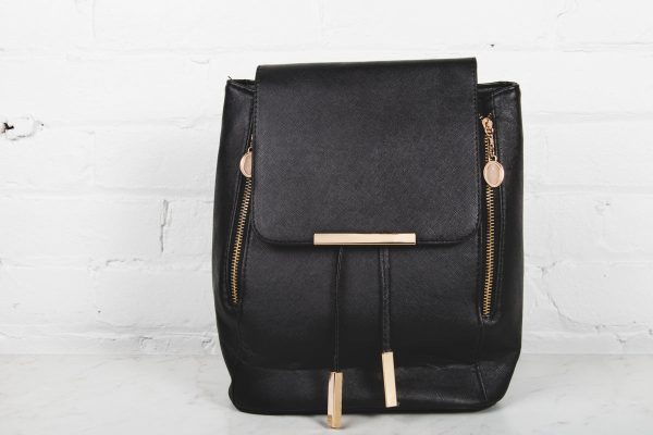 gold-zipper-on-black-fashion-backpack Σακίδιο Πλάτης Χρυσό