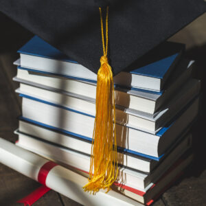 grad-cap-diploma-and-books Καπέλο Jockey 009