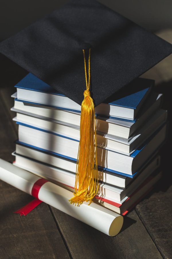 grad-cap-diploma-and-books Καπέλο Jockey 009