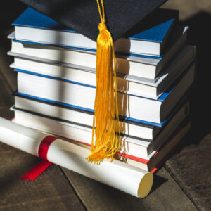 grad-cap-diploma-and-books-stacked Καπέλο Jockey 008