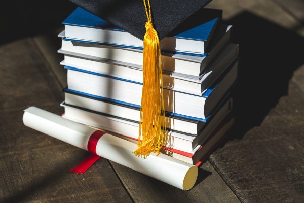grad-cap-diploma-and-books-stacked Καπέλο Jockey 008