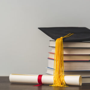 grad-cap-diploma-and-stacked-books Καπέλο Jockey 012