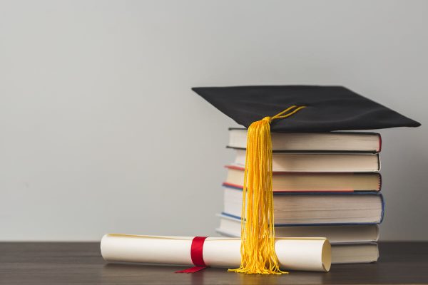 grad-cap-diploma-and-stacked-books Καπέλο Jockey 012