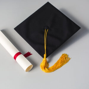 grad-cap-with-gold-tassle-and-red-ribbon Καπέλο Jockey Χρυσό 002