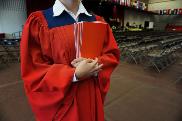 grad-in-gown-holding-programs Μακρύ Φόρεμα 003