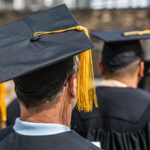 grad-student-wearing-cap Καπέλο Jockey 004