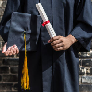 grad-student-with-cap-and-diploma Καπέλο Jockey 011