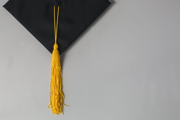 graduation-cap-flatlay Καπέλο Jockey 010