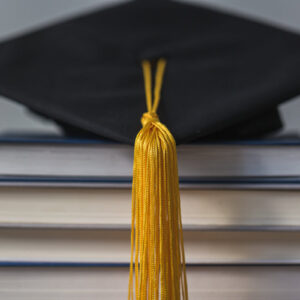 graduation-cap-gold-tassle-and-books Καπέλο Jockey Χρυσό 004