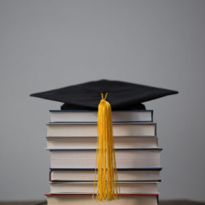 graduation-cap-on-top-of-books Καπέλο Jockey 003