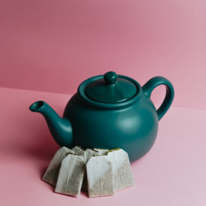 green-teapot-sits-on-a-pink-background-with-fresh-tea-bags Τσάντες Πράσινο