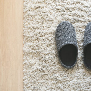 grey-slippers-on-carpet Παντόφλες Γκρι
