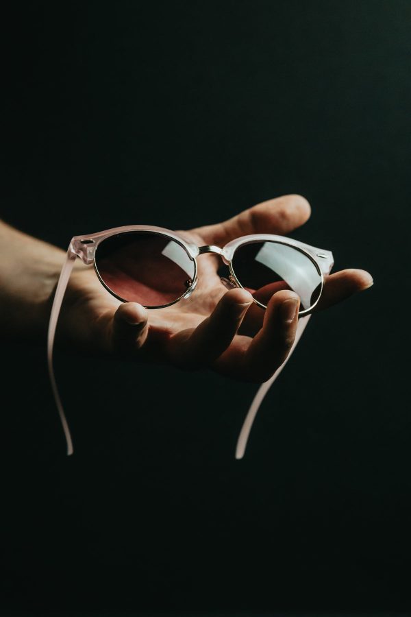 hand-holds-a-pink-sunglasses-with-a-open-palm Γυαλιά Ηλίου Ροζ 008