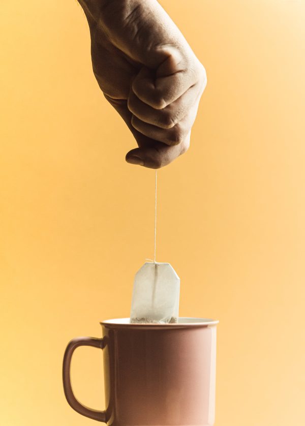 hand-holds-a-tea-bag-over-a-cup Τσάντα 024