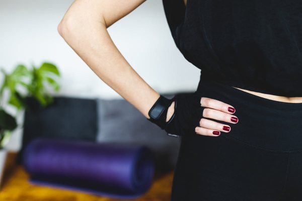 hand-with-red-nails-and-fitness-gloves-on-hip Γάντια Κόκκινο