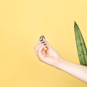 hand-with-ring-in-greenery Δαχτυλίδι 002