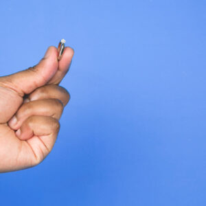 hand-with-ring-on-blue Δαχτυλίδι Μπλε