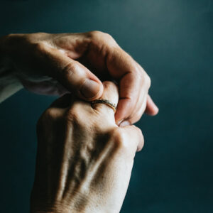 hands-adjust-a-ring-on-the-right-ring-finger Δαχτυλίδι 032