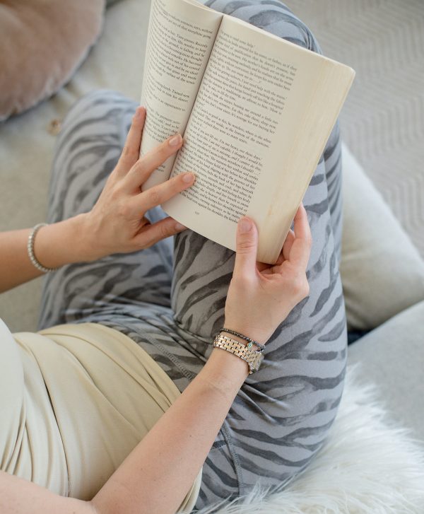 hands-hold-a-book-over-striped-pants Παντελόνι Ριγέ 003