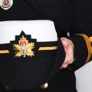 hands-holding-a-navy-peaked-cap Καπέλο Jockey Μπλε Σκούρο