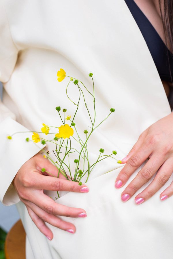 hands-holds-buttercup-flowers-in-the-pocket-of-their-coat Παλτό 009