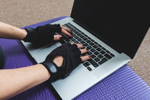 hands-wearing-black-workout-gloves-type-on-laptop Γάντια Μαύρο