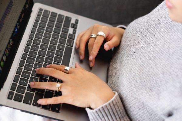 hands-with-gold-rings-type-on-a-laptop Δαχτυλίδια Χρυσό