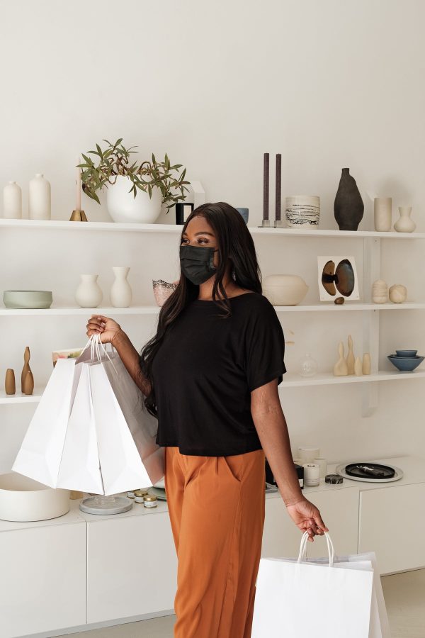 happy-woman-and-shopping-bags-in-store Τσάντες 010