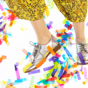 her-silver-shoes-nestle-amongst-the-confetti Παπούτσια Ασημί 002