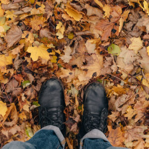 hiker-looks-down-at-boots-and-leaves Μπότες 004