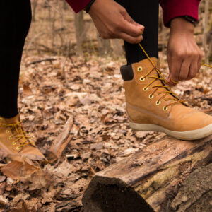 hiker-ties-their-shoe Παπούτσι 007