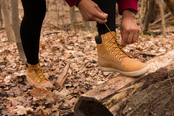 hiker-ties-their-shoe Παπούτσι 007