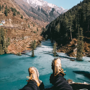 hiking-shoes-reach-out-to-a-cold-aqua-lake-and-rocky-mountians Παπούτσια 038