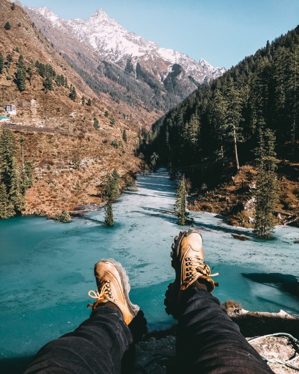 hiking-shoes-reach-out-to-a-cold-aqua-lake-and-rocky-mountians Παπούτσια 038
