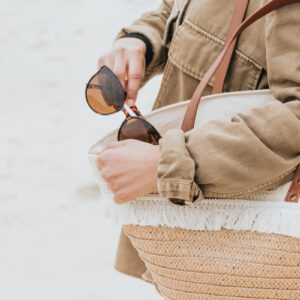 holding-a-beach-bag-and-takes-out-their-sunglasses Τσάντα 029