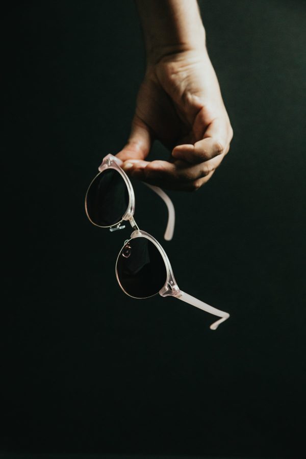 holding-pink-sunglasses-against-black-background Γυαλιά Ηλίου Ροζ 010