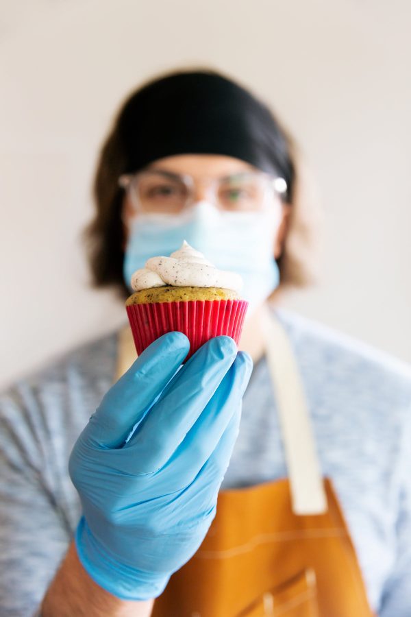 holding-up-a-cupcake-in-gloves-and-mask Γάντια 008