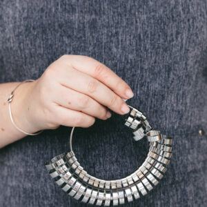 jeweler-holds-ring-sizer Δαχτυλίδι 007