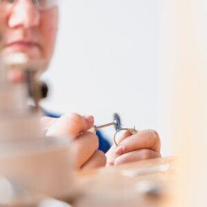 jeweler-working-on-ring Δαχτυλίδι 020