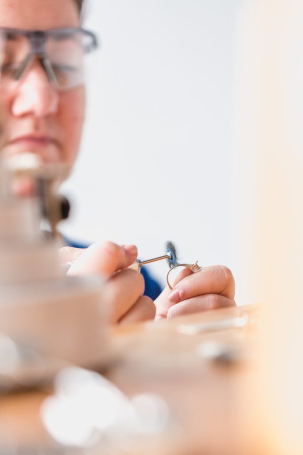 jeweler-working-on-ring Δαχτυλίδι 020