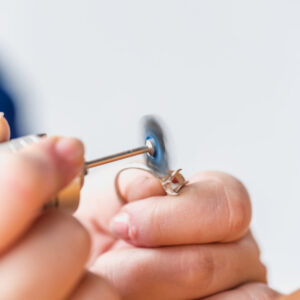 jewler-polishing-ring Δαχτυλίδι 018