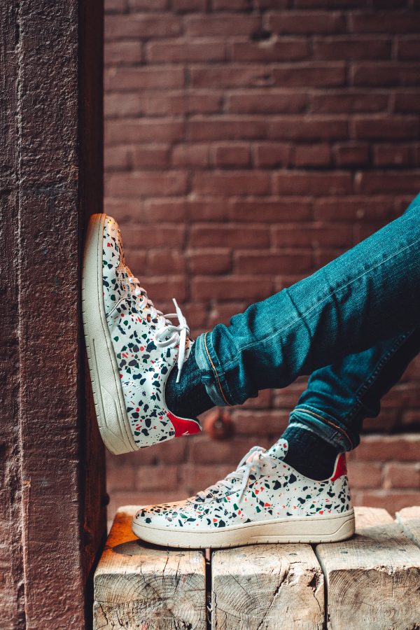 just-chilling-in-white-speckled-fashion-sneakers-in-alley Sneakers Λευκό 002